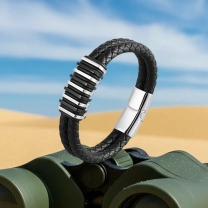 Composition équilibrée. Le bracelet Link en équilibre, soulignant la force du double cuir tressé. L'alignement des segments modulaires sur l'équipement d'observation.