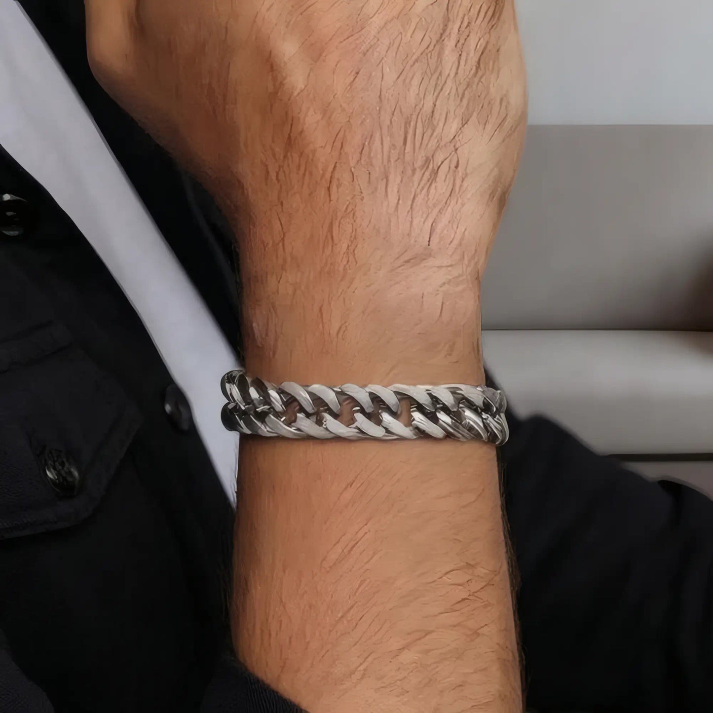 Poing masculin fermé mettant en avant l'épaisseur du maillage cubain 15 mm en acier