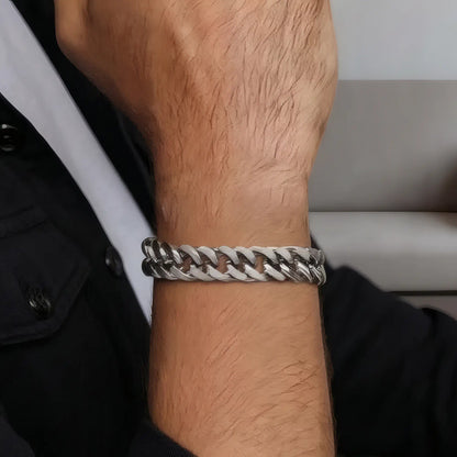 Poing masculin fermé mettant en avant l'épaisseur du maillage cubain 15 mm en acier