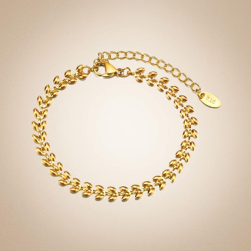 Bracelet à maillons olives dorés en acier inoxydable pour femme - présenté en cercle fermer sur un support à fond marron très clair - coloris plaqué or