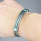 Bracelet manchette avec câble en acier inoxydable - jonc torsadé sur le poignet d'un homme - coloris argent