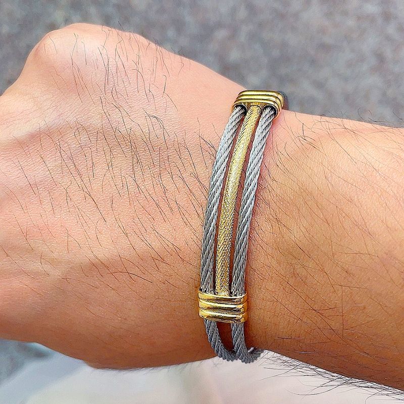 Bracelet manchette avec câble en acier inoxydable - jonc torsadé sur le poignet d'un homme - coloris argent et or
