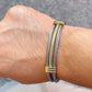 Bracelet manchette avec câble en acier inoxydable - jonc torsadé sur le poignet d'un homme - coloris argent et or
