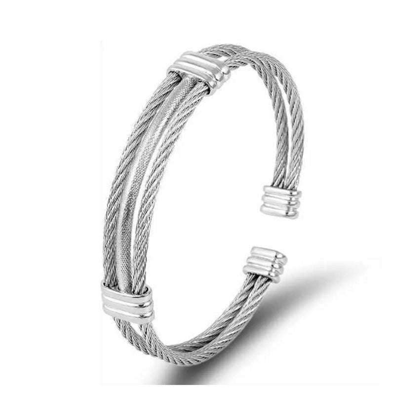 Bracelet manchette avec câble torsadé en acier inoxydable - jonc homme dressé su un plan au fond blanc - couleur argent