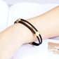 Bracelet manchette avec câble tressés en acier inoxydable - jonc torsadé sur le poignet d'un homme - coloris noir et or