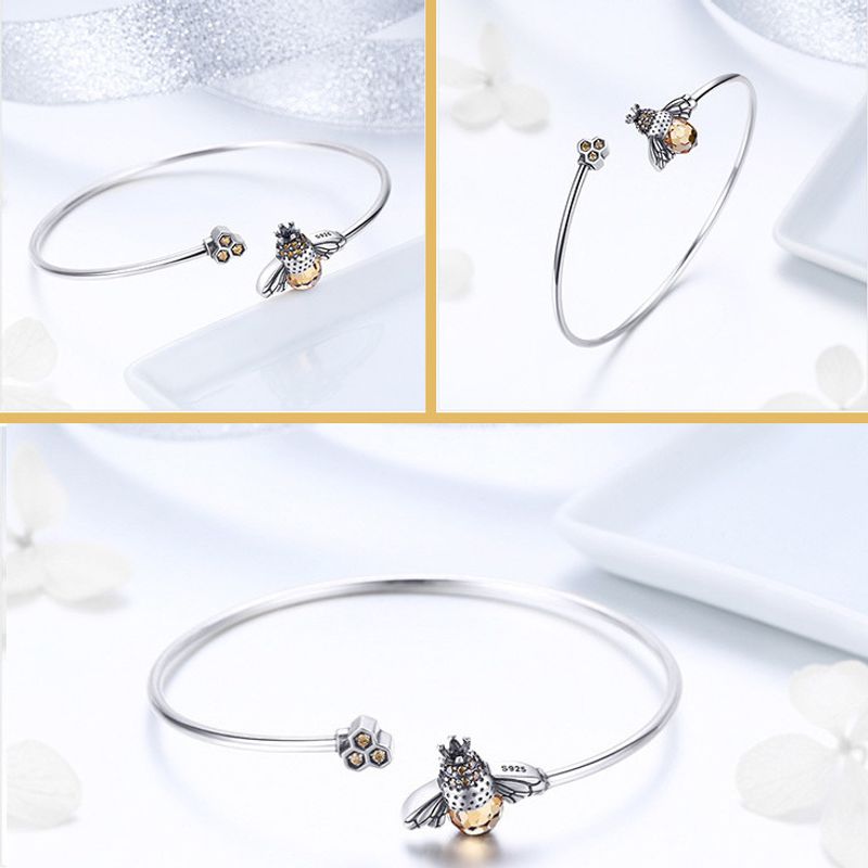 Vue en trois parties du bracelet manchette abeille en cristal et son nid en zircone cubique - jonc ouvert en argent sterling 925 - bijou minimaliste raffiné pour femme 