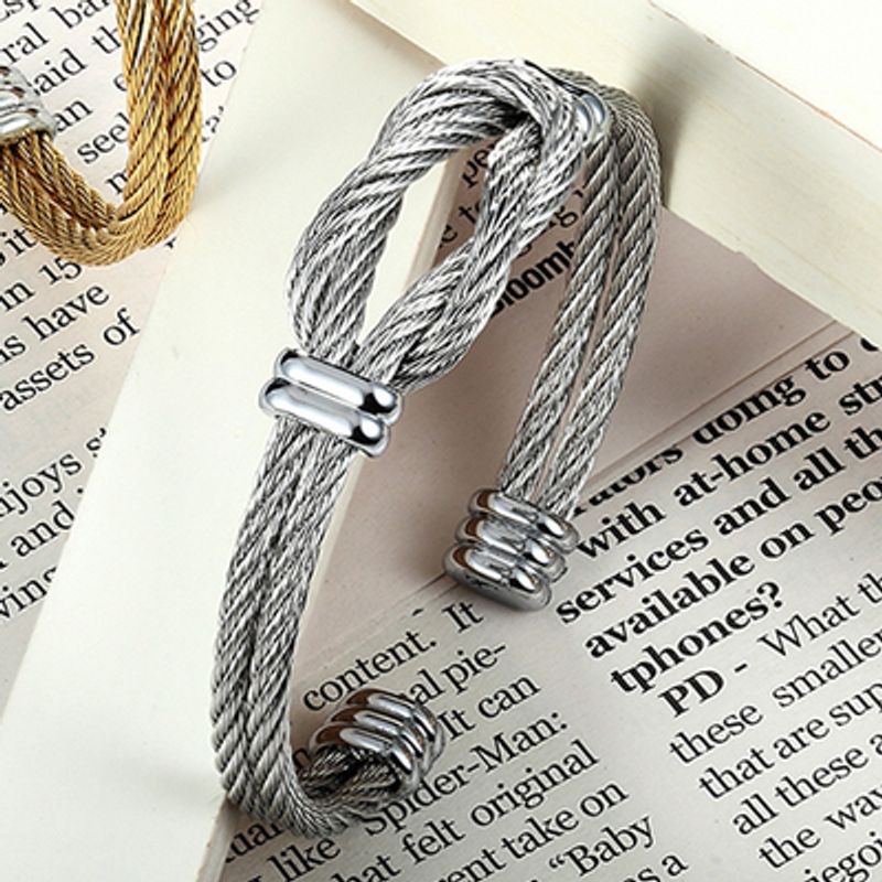 Bracelet manchette nœud de boucles entrelacées à câble en acier inoxydable - coloris argent