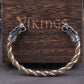 Bracelet manchette viking avec têtes de dragon nordique en acier inoxydable - Torque jonc ouvert torsadé posé sur le devant d'une boite cadeau en joli bois foncé - couleur du bijou argent et or