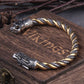 Bracelet manchette viking avec têtes de dragon nordique en acier inoxydable - jonc ouvert torsadé sur sa boite cadeau en bois foncé signé Vikings - Torque coloris argent et or