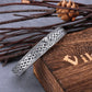 Bracelet manchette viking Hammer avec nœuds celtique en acier inoxydable reposant sur l'angle de sa boite-cadeau en bois fermé signé viking - jonc ouvert - coloris argent