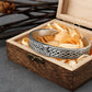 Bracelet manchette viking Hammer avec nœuds celtique en acier inoxydable présenté dans sa boite-cadeau en bois remplit de copeaux - jonc ouvert - coloris argent 