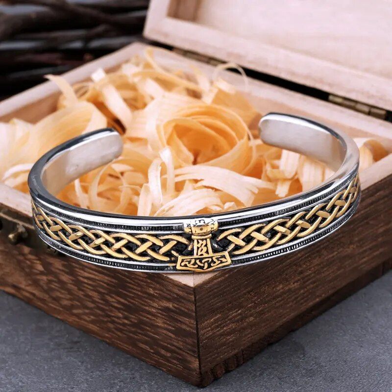 Bracelet manchette viking Hammer avec nœuds celtique en acier inoxydable présenté dans sa boite-cadeau en bois remplit de copeaux - jonc ouvert - coloris argent et or