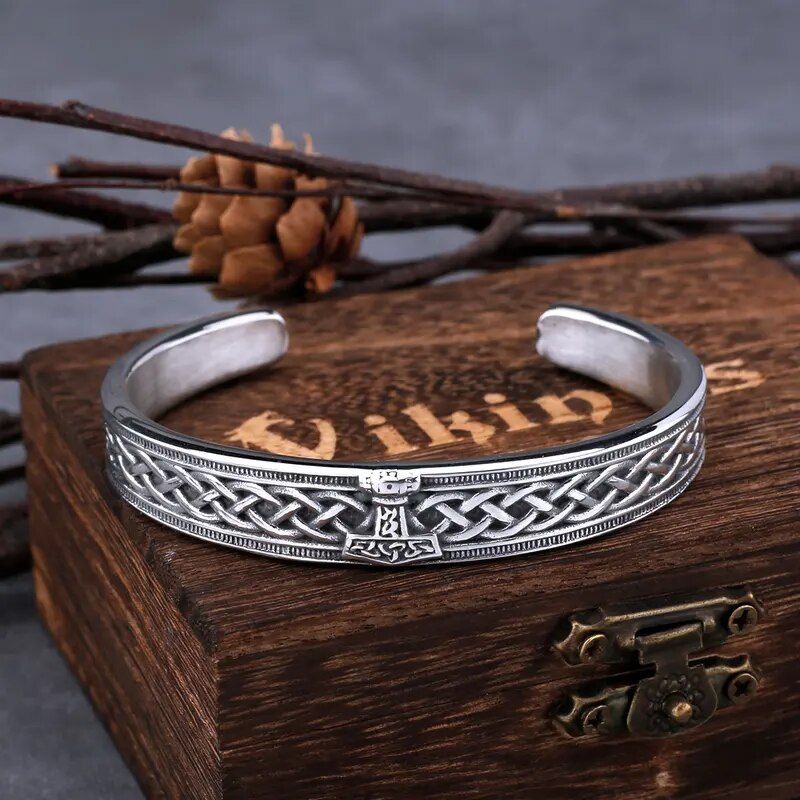 Bracelet manchette viking Hammer avec nœuds celtique en acier inoxydable présenté sur sa boite-cadeau en bois signé viking  - jonc ouvert - coloris argent