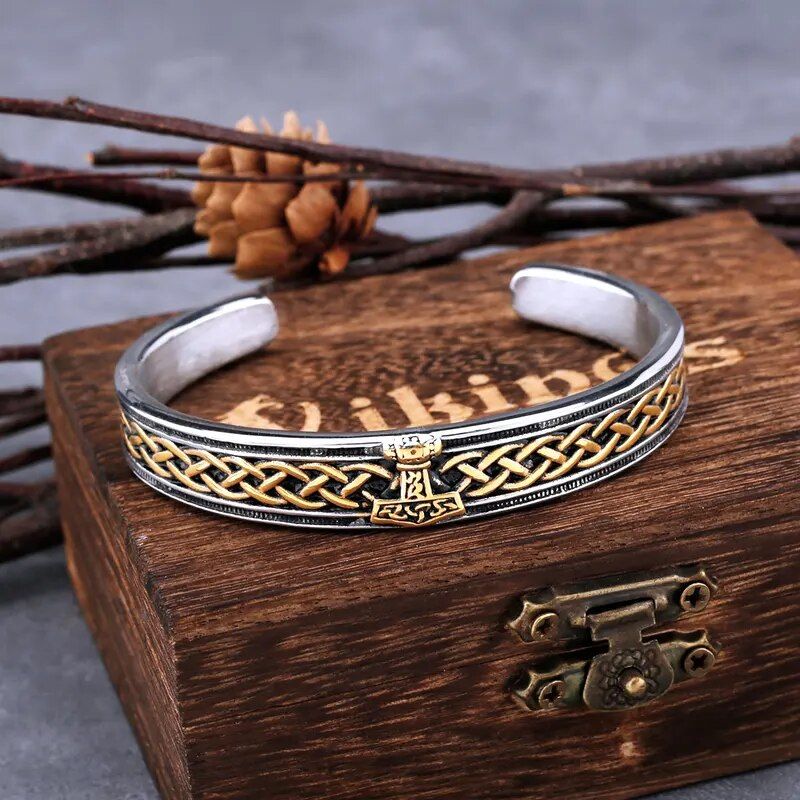 Bracelet manchette viking Hammer avec nœuds celtique en acier inoxydable posé sur sa boite-cadeau en bois fermé signé viking - jonc ouvert de qualité - coloris argent