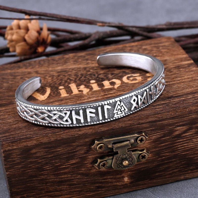 Bracelet manchette viking Valknut - jonc ouvert nœud d'odin avec runes en acier inoxydable sur sa boite-cadeau en bois foncé - coloris argent