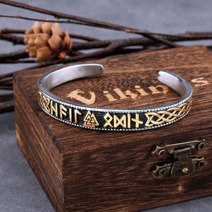 Bracelet manchette viking Valknut - jonc ouvert nœud d'odin avec runes en acier inoxydable sur sa boite-cadeau en bois foncé - coloris or et argent