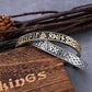 Vue sur deux bracelets manchette viking Valknut - jonc ouvert nœud d'odin avec runes en acier inoxydable sur l'angle d'une boite-cadeau fermé en bois - coloris argent ou argent et or