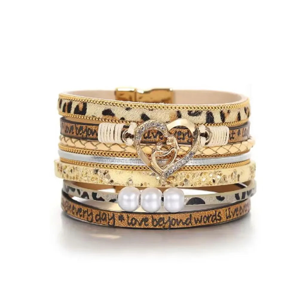 Bracelet cœur mère et enfant multi-rangs beige sable, cuir microfibre végan, motif imprimé léopard et fermoir magnétique doré.