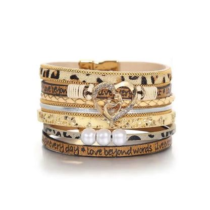 Bracelet cœur mère et enfant multi-rangs beige sable, cuir microfibre végan, motif imprimé léopard et fermoir magnétique doré.