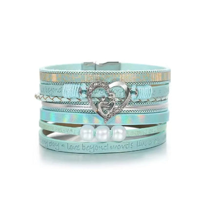 Bracelet cœur mère et enfant multi-rangs turquoise, cuir microfibre végan imprimé, perles blanches aspect nacré et fermoir magnétique argenté.