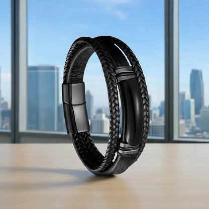 Perspective inclinée du Bracelet Obsidian soulignant le relief de l'agate noire et des bagues d'acier sur la tranche de son cuir noir texturé.