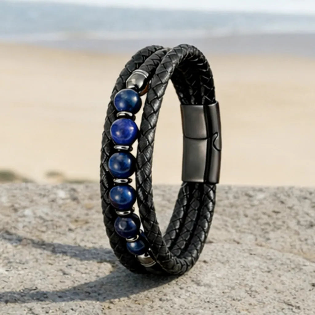 Mise en scène du bracelet Azur dressé sur la pierre, mettant en avant l'alignement parfait des six perles de lapis-lazuli de 8 mm et la texture ronde des lanières de cuir.