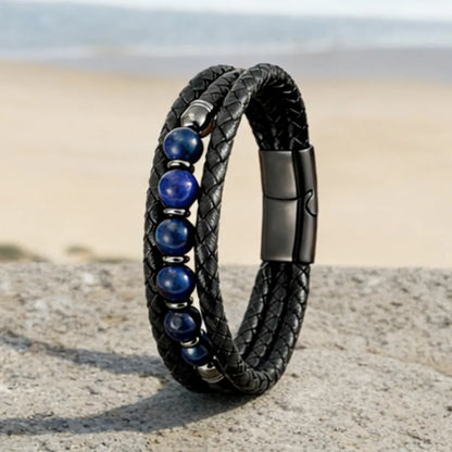 Mise en scène du bracelet Azur dressé sur la pierre, mettant en avant l'alignement parfait des six perles de lapis-lazuli de 8 mm et la texture ronde des lanières de cuir.