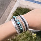 Bracelet Wrap multilanière en cuir PU argenté sur un poignet d'une femme, style bohème  avec strass cristal et perles en pierres bleu turquoise - fermoir magnétique en alliage de zinc.