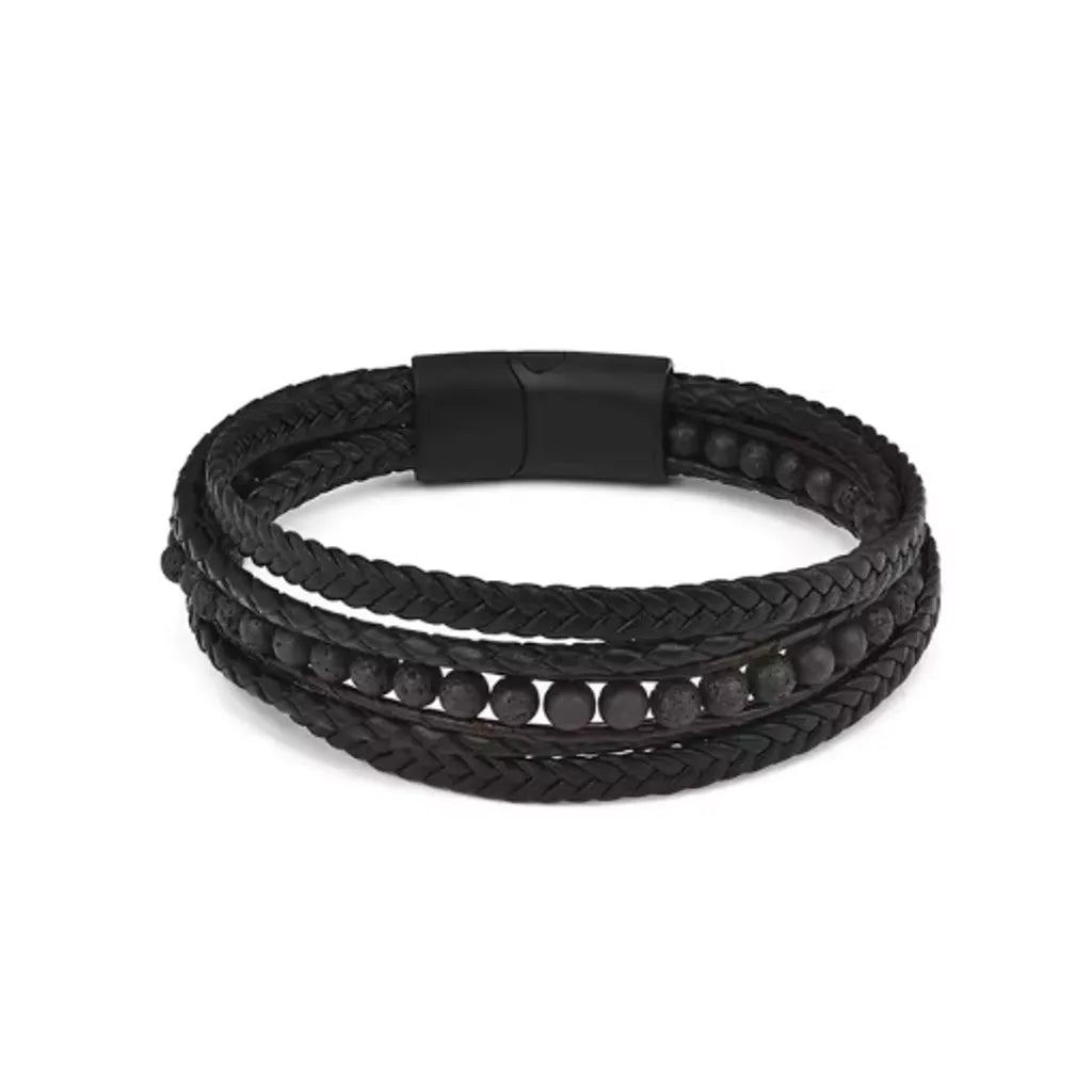 Bracelet multitours en cuir noir tressé, rehaussé de perles pierre de lave noire au fini mat. Sur un fond blanc neutre, ce design minimaliste et robuste symbolise la force et l’élégance pour un look masculin affirmé.