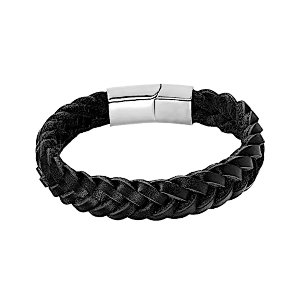 Packshot minimaliste. Ce bracelet Nero cuir noir tressé avec finition argentée poli révèle l'intensité de la matière sur un fond blanc pur.