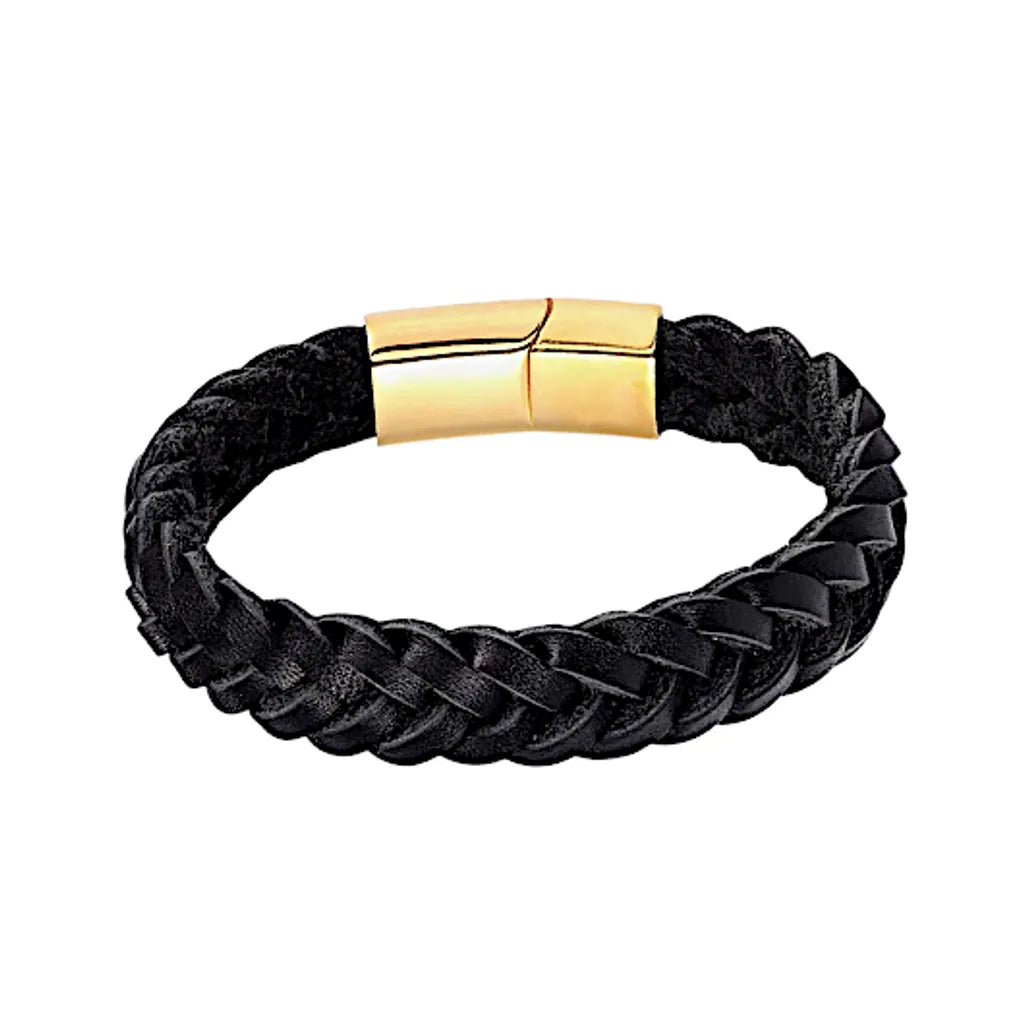 Vue studio de face. Le bracelet Nero en cuir noir tressé est accentué par l'éclat du fermoir magnétique en acier doré poli.