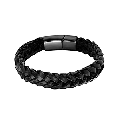 Gros plan. L'esthétique Noir Absolu du bracelet Nero Cuir Noir Tressé est mise en valeur, soulignant le contraste du tressage structuré.