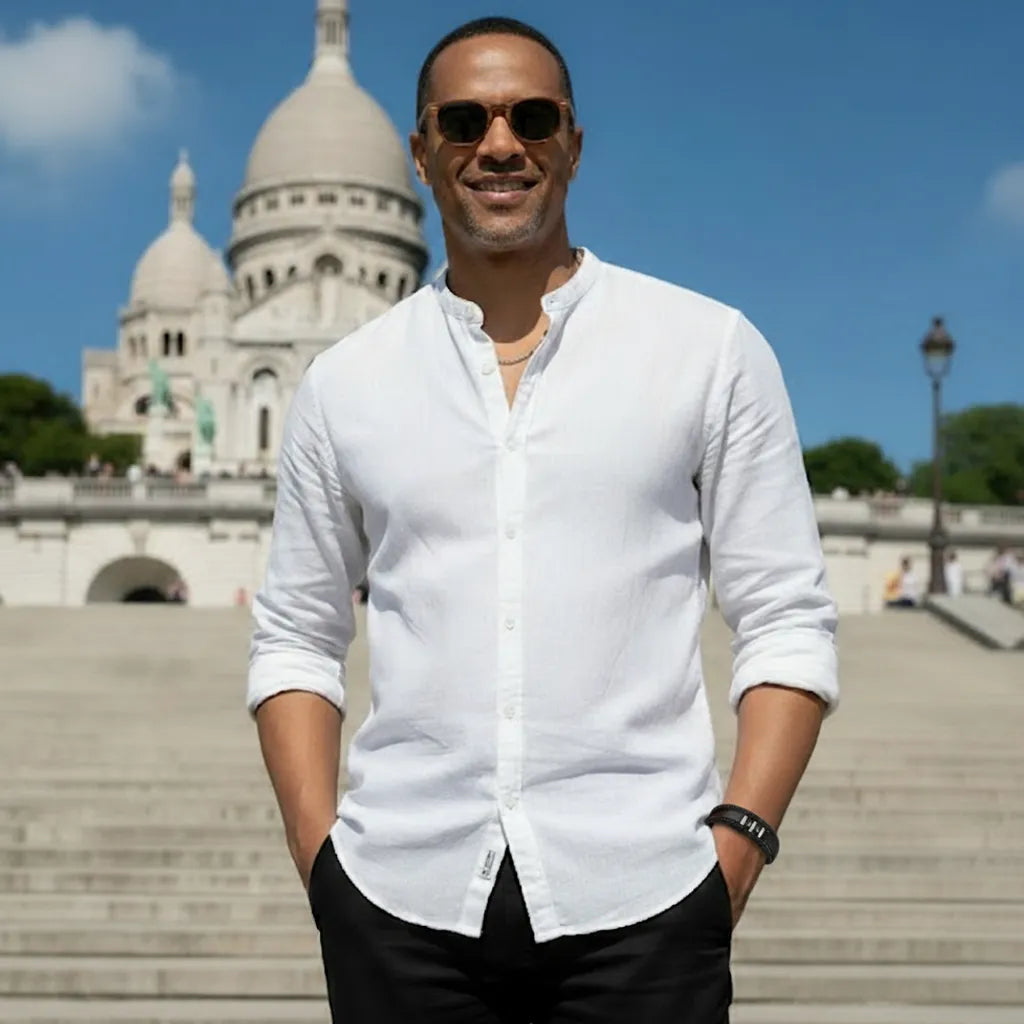 Élégance urbaine. Le bracelet Nexus cuir noir texturé complète un style décontracté chic, reflétant la structure du Sacré Cœur.