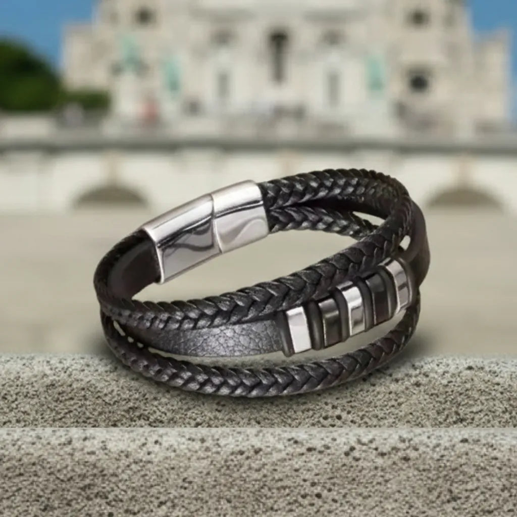 Détail du fermoir magnétique argenté en léger équilibre, symbolisant la modularité du bracelet Nexus multi-rangs.