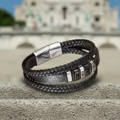 Détail du fermoir magnétique argenté en léger équilibre, symbolisant la modularité du bracelet Nexus multi-rangs.