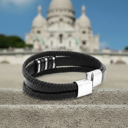 Focus technique. Le mécanisme du fermoir à glissière est révélé, illustrant l'ancrage sécurisé du bracelet Nexus cuir noir.