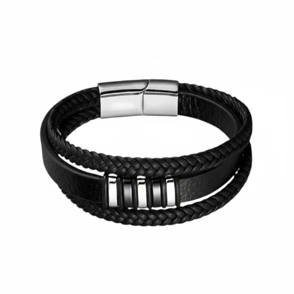 Packshot fond blanc. Le bracelet Nexus cuir noir multi-rangs révèle l'architecture de ses motifs rectangulaires bicolores acier argenté et noir.