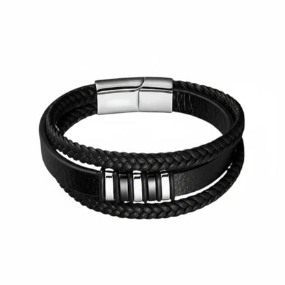 Packshot fond blanc. Le bracelet Nexus cuir noir multi-rangs révèle l'architecture de ses motifs rectangulaires bicolores acier argenté et noir.