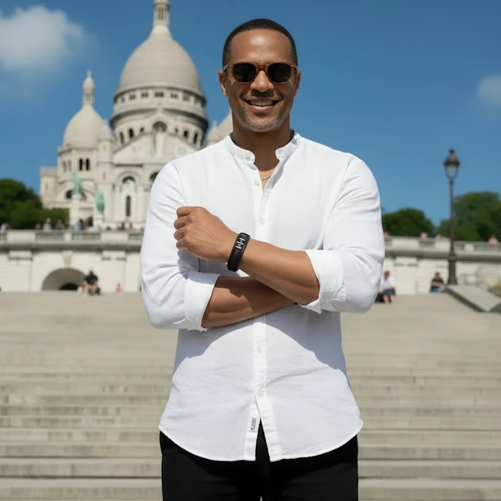 Posture affirmée. Le bracelet Nexus cuir noir multi-rangs souligne la profondeur de son design au poignet d'un homme sûr de lui.