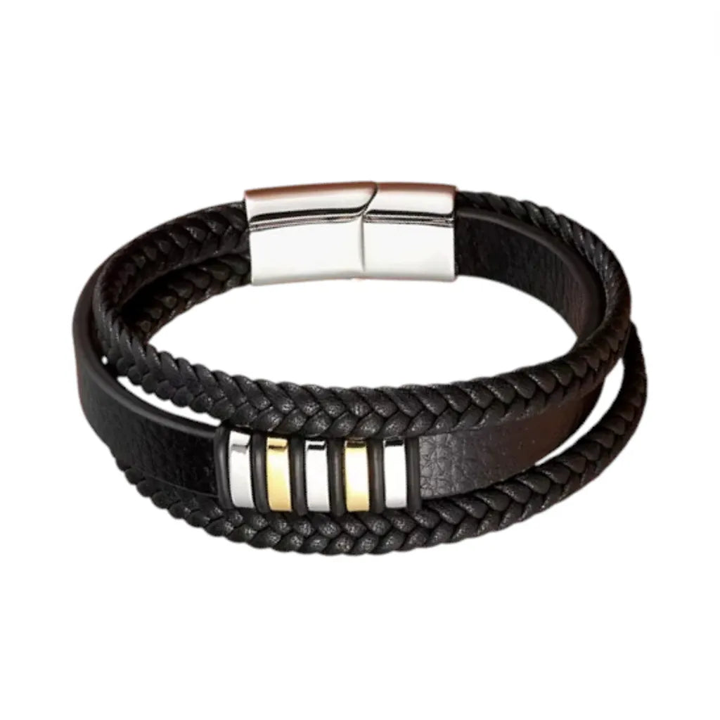 Vue de face. Le bracelet Nexus cuir noir multi-rangs offre une profondeur visuelle par l'assemblage bicolore argent et or sur fond neutre.