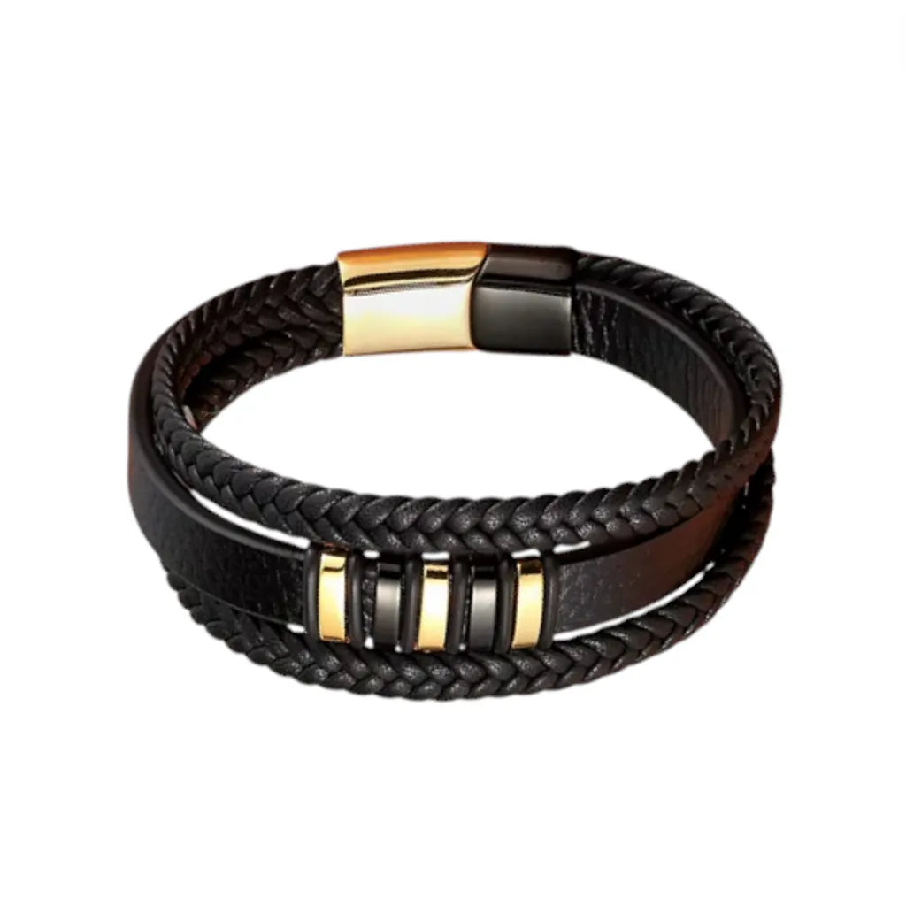 Gros plan. L'architecture du bracelet Nexus en cuir noir texturé est magnifiée par le contraste des motifs bicolores acier doré et noir.