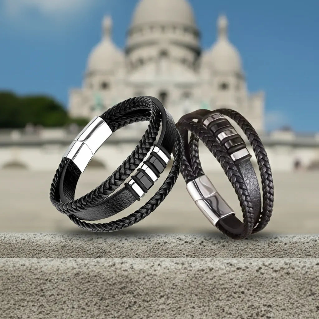 Répétition géométrique. Deux bracelets Nexus multi-rangs alignés sur la pierre, renforçant l'affirmation architecturale de la structure.