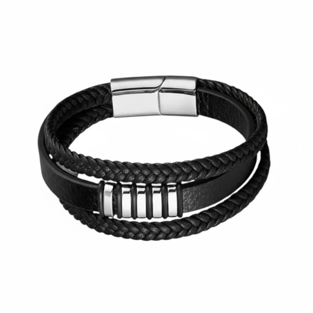 Maîtrise du design. Le bracelet Nexus souligne sa géométrie avec des motifs en acier poli argenté et inserts noir au centre du cuir noir multi-rangs.