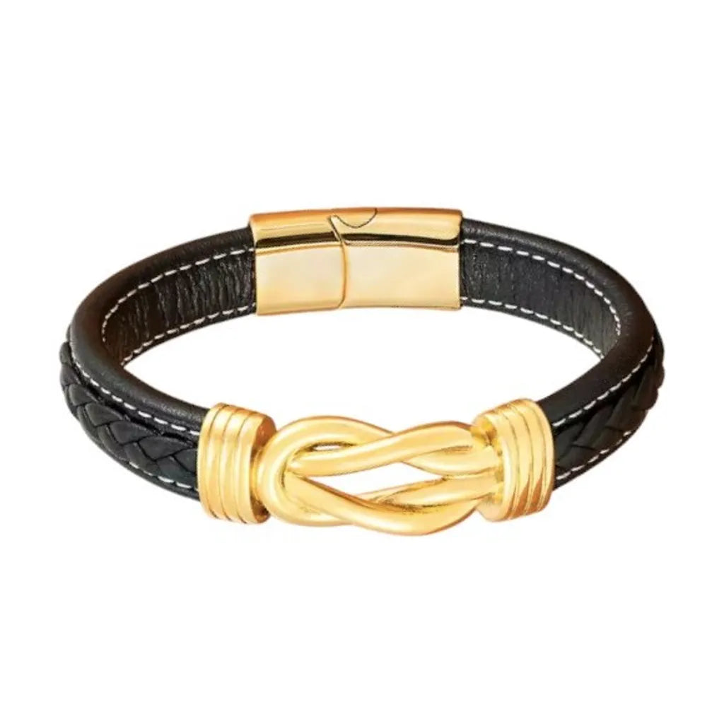 Gros plan. L'éclat du nœud entrelacé doré sur le bracelet Noxus, soulignant la richesse du cuir noir tressé.