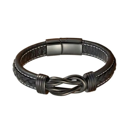 Sobriété et puissance. Le bracelet Noxus cuir noir tressé en finition acier noir intégral, pour une élégance discrète et affirmée.