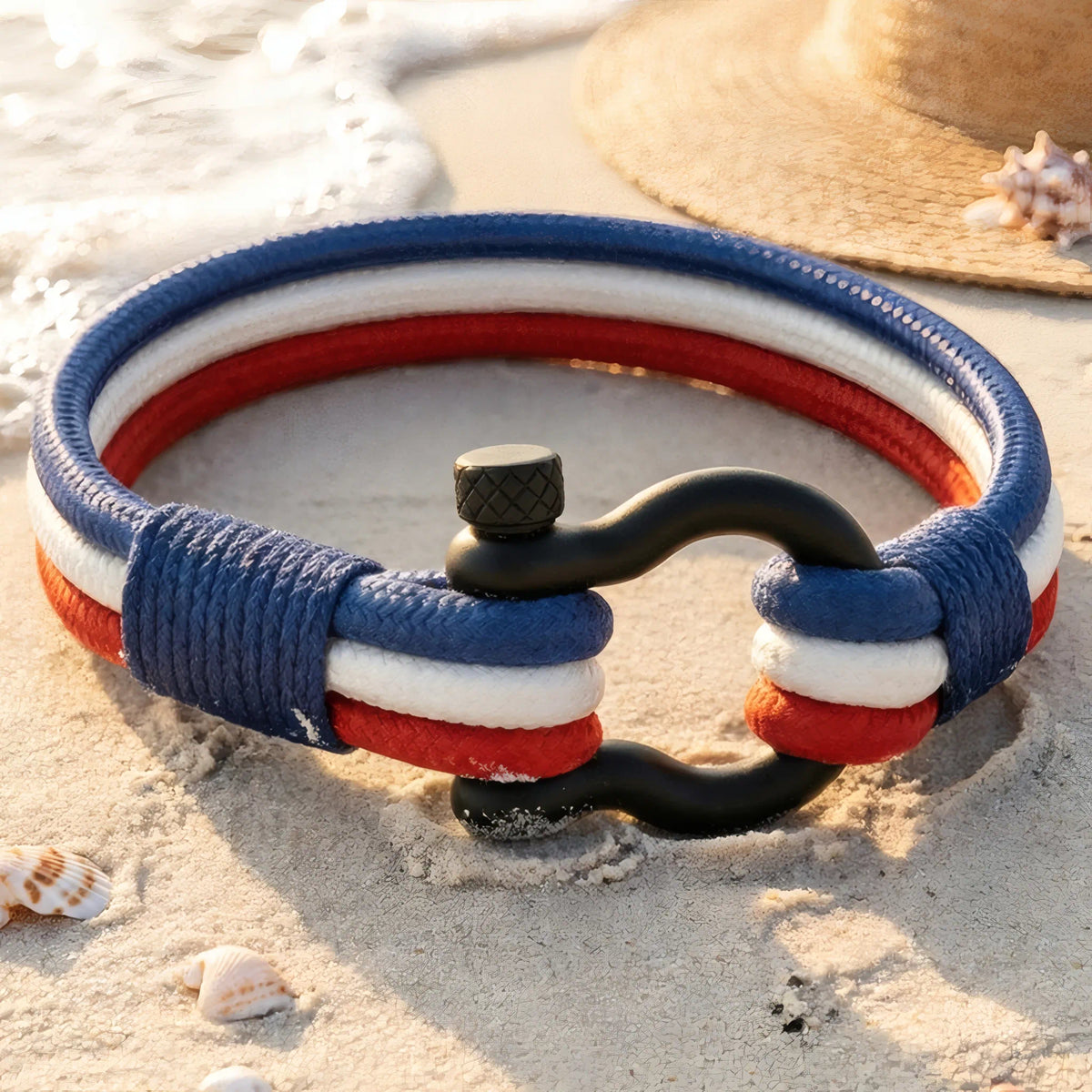 Bracelet cordon nylon multi-rangs lisse tricolore bleu blanc rouge posé sable chaud plage style Navarch.