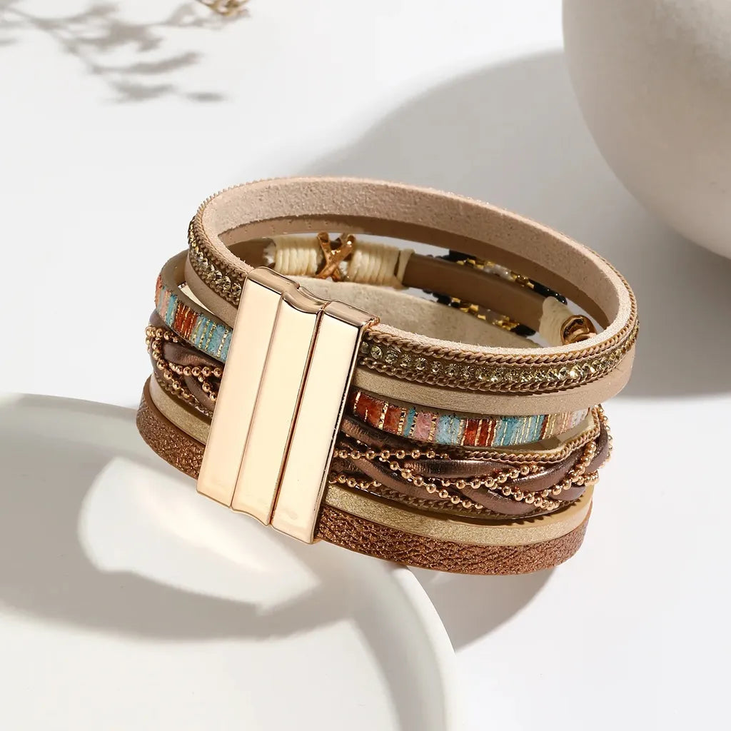 Vue arrière captivante du bracelet Œil du Chaman multi-rangs en cuir microfibre, gros plan sur le fermoir doré, en porte-à-faux sur une assiette blanche.