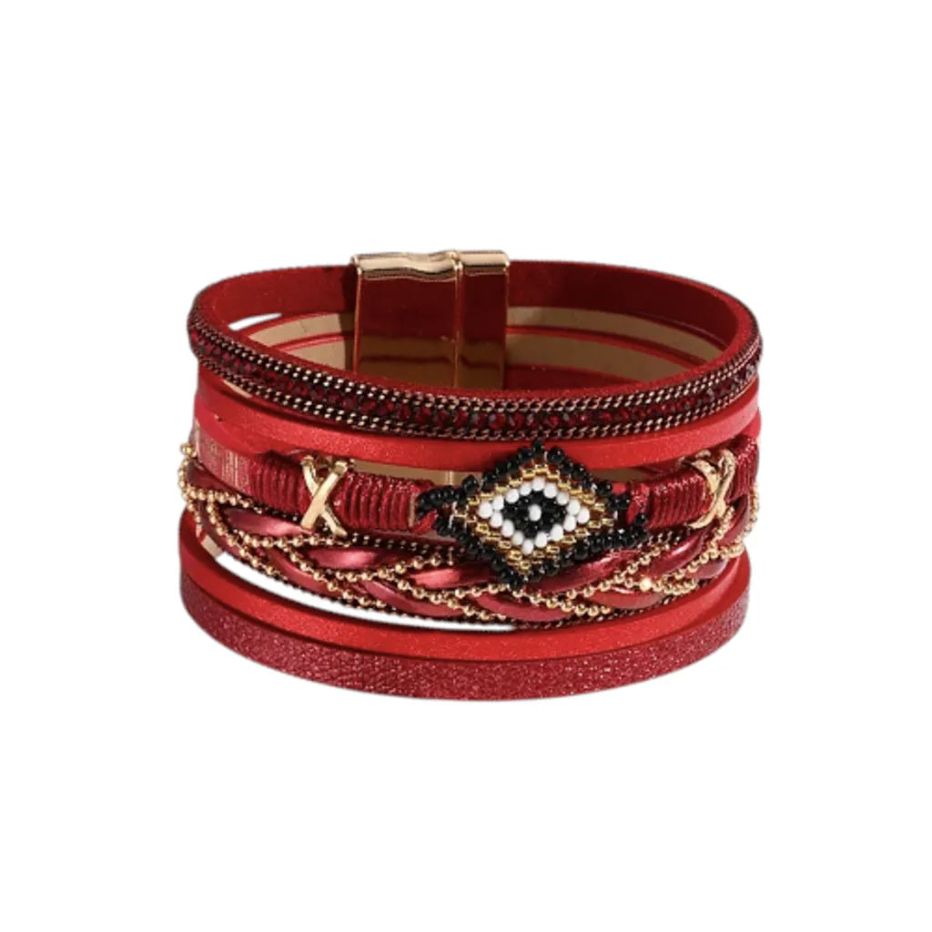 Bracelet Œil du Chaman en cuir microfibre rouge, multi-rangs décorés de perles pony beads et strass, motif œil central, fermoir magnétique inspiration amérindienne.