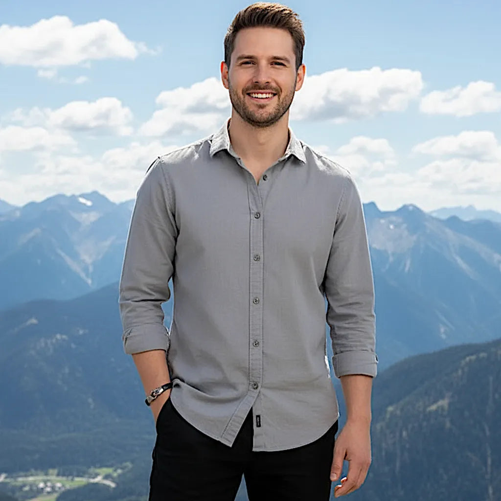 Bracelet serpent Ouroboros en cuir noir porté au poignet d'un homme. Il est vu de face, la main dans sa poche.