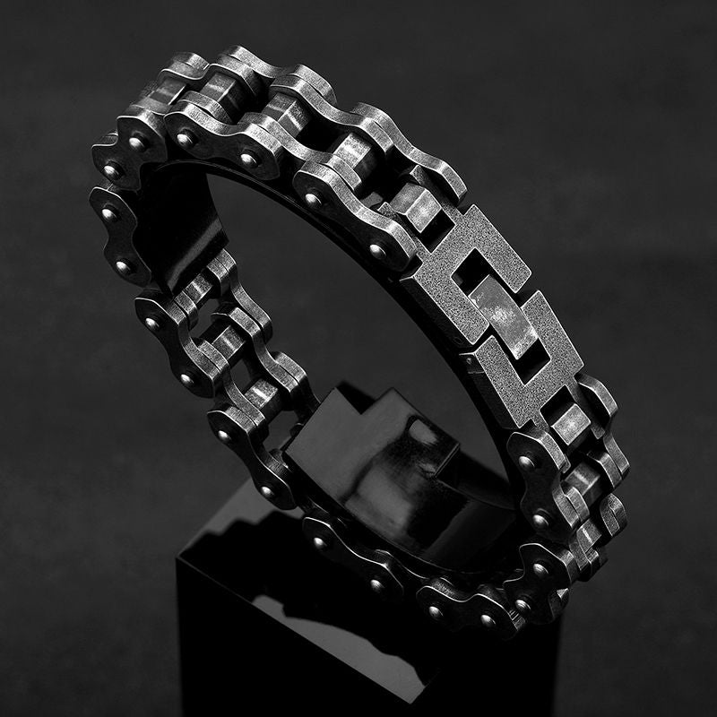 Photo du bracelet biker à maillons écrous hexagonal en acier inoxydable - Chaîne de moto présenté sur un socle carré noir brillant - Fermoir crochet robuste à clip - Homme